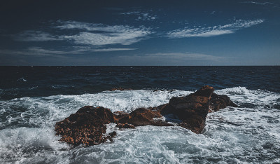 海浪冲击着岩石