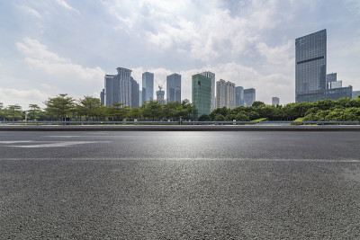 全景天际线和现代商业办公建筑与空的道路，空的混凝土广场地板