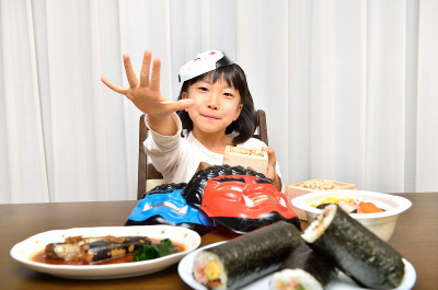 節分を楽しむ女の子