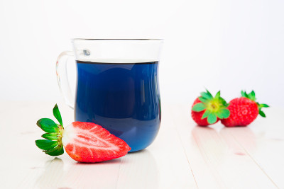 泰国蓝茶和草莓