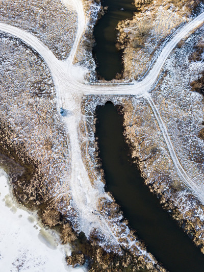 拉脱维亚冬季运河和公路鸟瞰图