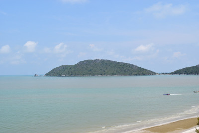 大海中的小岛，蓝天白云