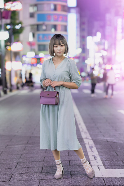 一名年轻女子晚上在东京摆造型