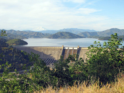 沙斯塔大坝，沙斯塔湖，沙斯塔山
