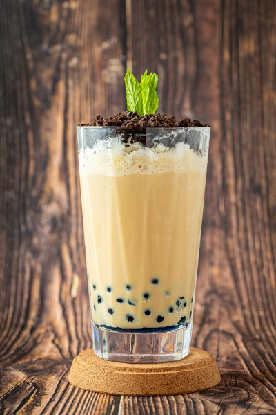 水果泡沫茶在玻璃杯木制背景