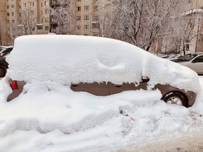 汽车几乎完全被雪覆盖