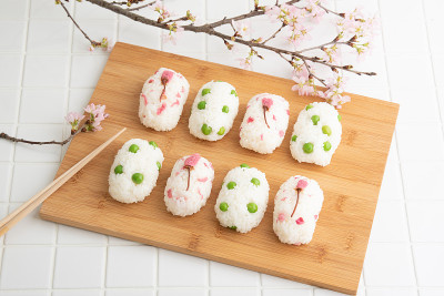 日本食物:春天的形象。盐樱桃花饭团和绿豌豆饭团