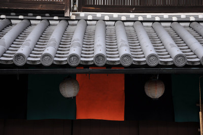 日本冈山县仓越直风景区的屋顶