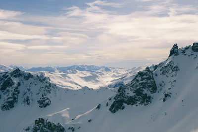 大雪覆盖着大山。