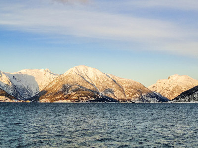 从Vangsnes到Dragsvik, Balestrand。冬季景观和峡湾日出日落在挪威。