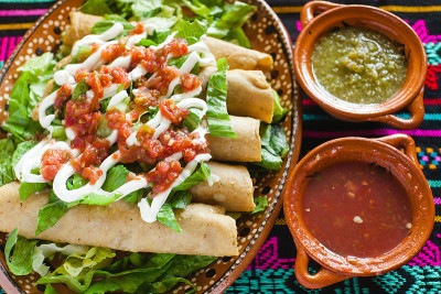 flautas de polo，鸡肉玉米饼，多拉多斯和莎莎在墨西哥城自制的墨西哥食物