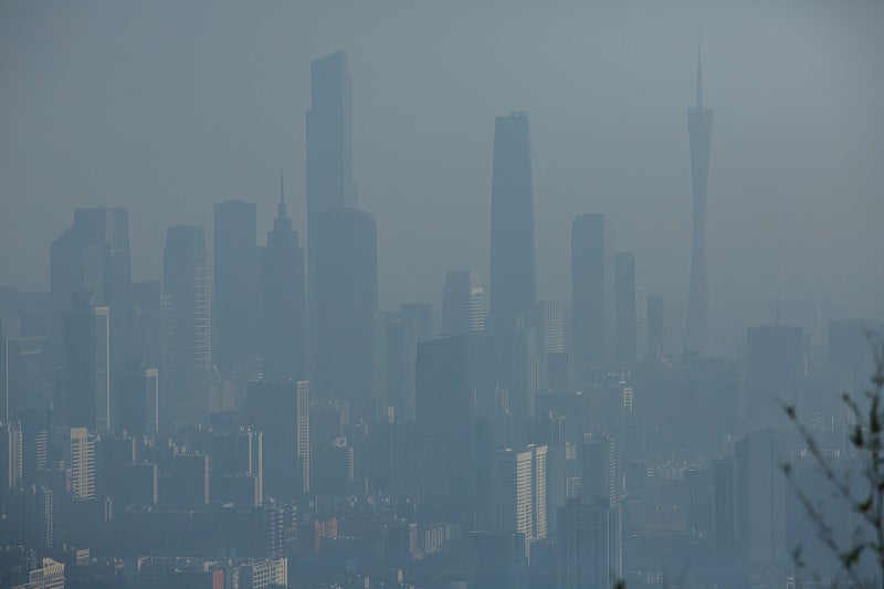 从中国广东省白云山看广州市和珠江新城，阳光明媚的夏日