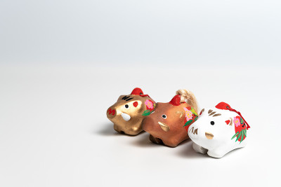 野猪的娃娃。日本的新年卡片。