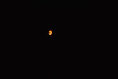 浮灯笼或屹蓬灯笼在黑暗的夜空。