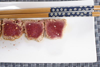 金枪鱼tataki片白色盘子和桌布上传统的日本食物。