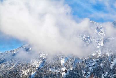 冬季高山山峰上的云朵