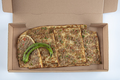 科尼亚当地食物:Etli Ekmek。(土耳其披萨)。外卖食品的概念。