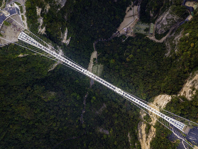 空中俯瞰张家界大峡谷和玻璃桥，中国