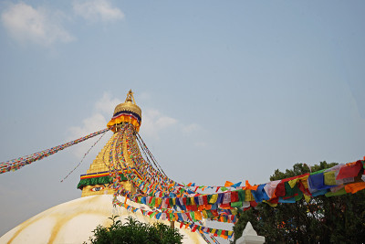 尼泊尔加德满都博达那特寺的佛眼和彩色经幡的外观建筑和设计