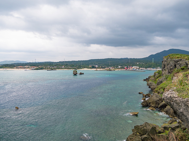 曼扎莫是冲绳岛首选的旅游胜地，位于主岛西海岸的安那村。海岸边的悬崖上有象鼻形状的岩石。