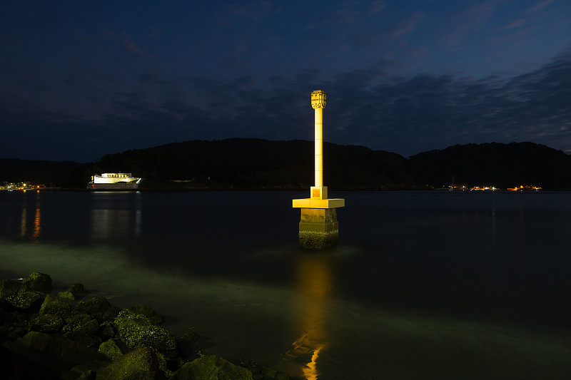 桑托斯港入口的夜景与地标马提姆阿丰索和在背景的圣阿马罗堡