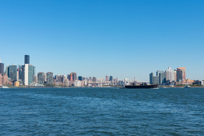 纽约市的天际线和东河与一艘船和皇后纽约的天际线