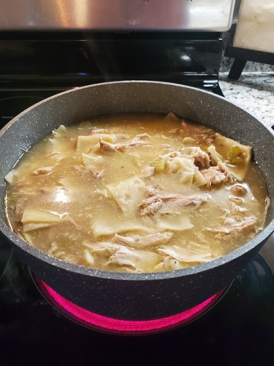 烹饪鸡和饺子
