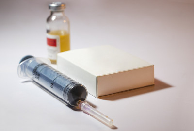 冠状病毒Covid-19疫苗，注射器在黑暗背景下分离
