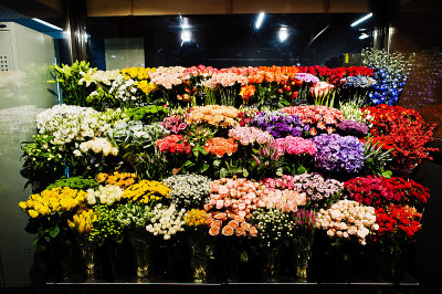 超市里五颜六色的花店。
