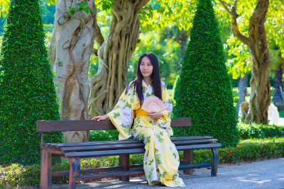 穿着日本浴衣的漂亮年轻女子