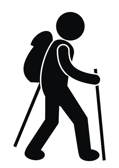 带着背包和登山杆的徒步旅行者。每股收益。
