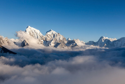 雪山的山峰在云海中。