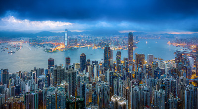 夕阳下的香港维多利亚港景色
