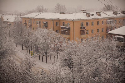 一场又一场暴风雪过后，小镇被雪覆盖了