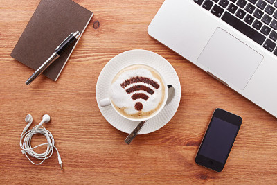 免费wifi区标志上的拿铁咖啡
