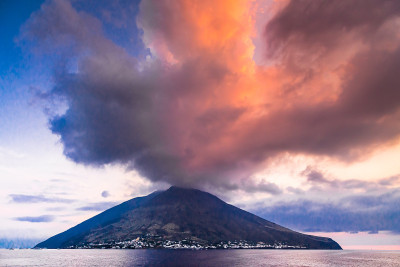 风沙群岛上的斯特龙博利火山。