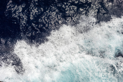 从船上俯瞰大海和巨浪。海的背景。