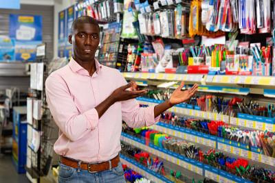 一位年轻顾客在文具店看新钢笔的肖像