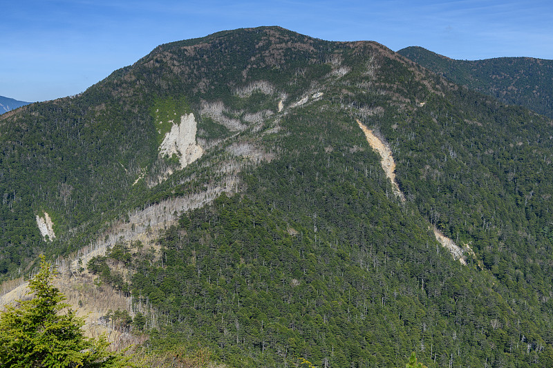 从哈夫山看德草山