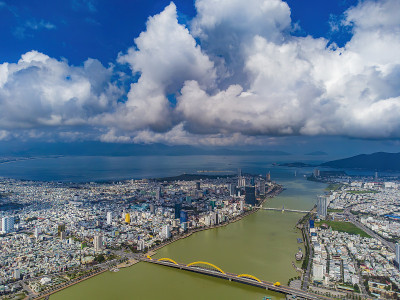 鸟瞰岘港市，这是一个非常著名的旅游目的地。