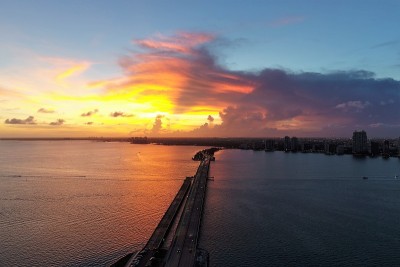 美国迈阿密比斯坎湾日落鸟瞰图。伟大的景观。假期旅行。旅游目的地。热带风光。