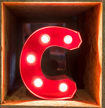发光的灯泡字母字母字符C字体。
