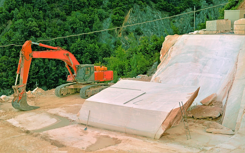 观景大理石采石场用机械和采石场设备，提取和加工白色大理石，露天开采，卡拉拉