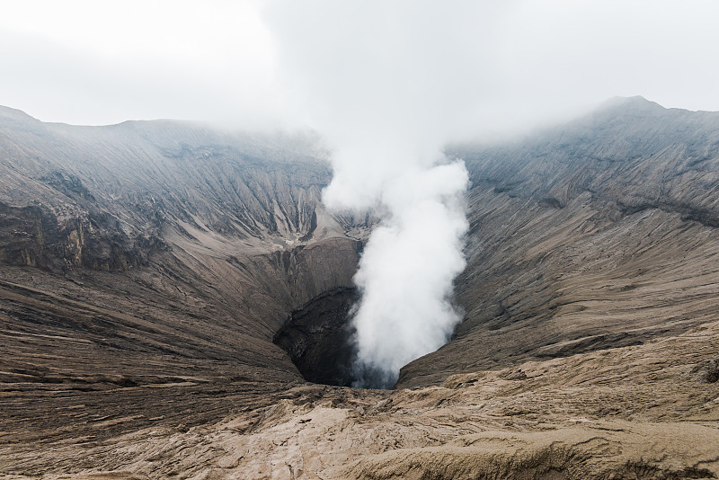 布罗莫火山的火山口