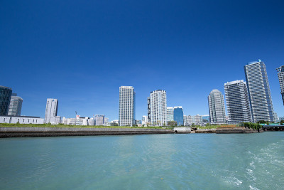 附近有高层建筑和公寓，还有横滨车站