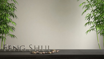 空的室内设计理念禅意，木制复古桌子或架子与卵石平衡，绿色竹子和3d字母使风水字在空白的白色背景复制空