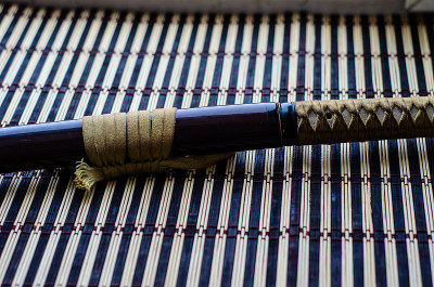 竹席上的日本武士刀