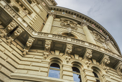 Bundeshaus(议会大楼)是瑞士联邦议会的所在地。它的外观传达了联邦制和政治概念。伯尔尼