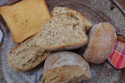 乡村切片面包和干面包，陶瓷篮子