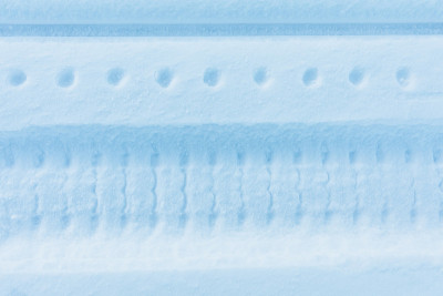 雪车的雪地痕迹，近景